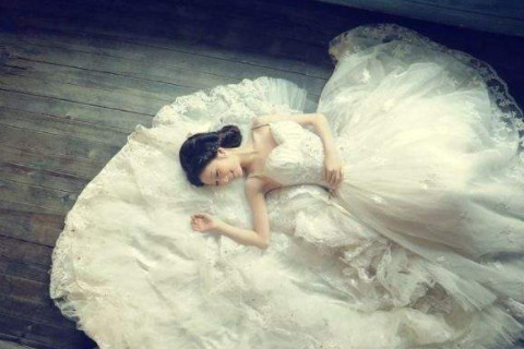 夢(mèng)見(jiàn)穿婚紗