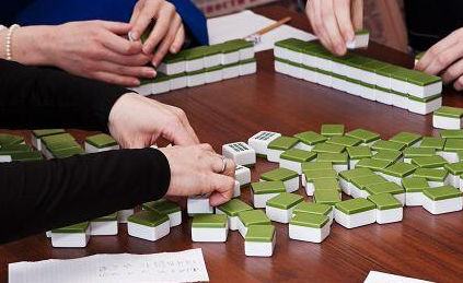 水命人打麻將身帶什么物件好？