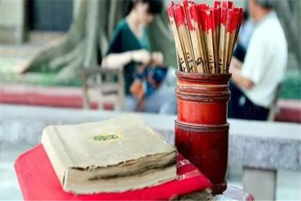 八字日月柱受沖斷法吉兇 第1張