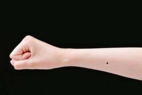 手腕有痣的女人好不好?