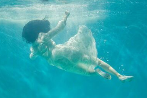 夢見在海里游泳逃生