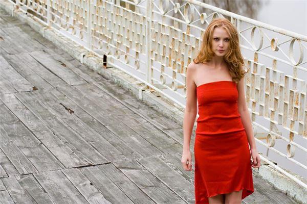 站姿看一個(gè)人的性格,站姿的姿勢(shì)反映性格 站姿看一個(gè)人的性格,站姿的姿勢(shì)反映性格