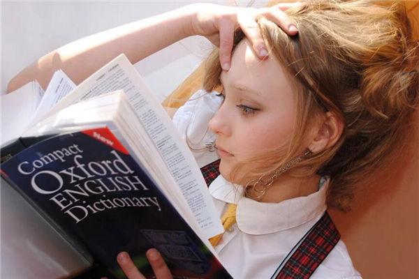 夢見撿了黃金首飾盒手表 夢到自己撿到金色的手表