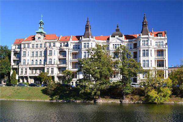 夢見自己戴著帽子穿著雨鞋在大雨中奔跑 夢見下大雨戴帽子 夢見自己戴著帽子穿著雨鞋在大雨中奔跑 夢見下大雨戴帽子