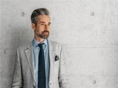 無名指緊靠中指的手相