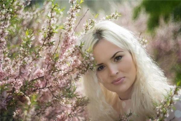 如今的我們把手相牽