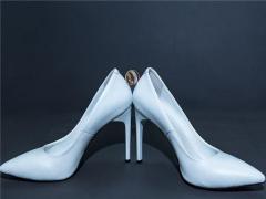 女人夢(mèng)見被黑狗咬手什么預(yù)兆